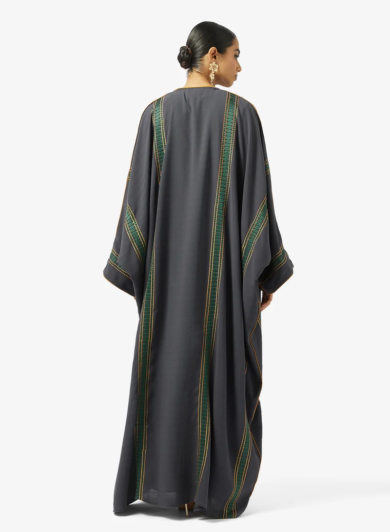 هيا كلوزيت عباية مفتوحة مطرزة بزخارف زهور